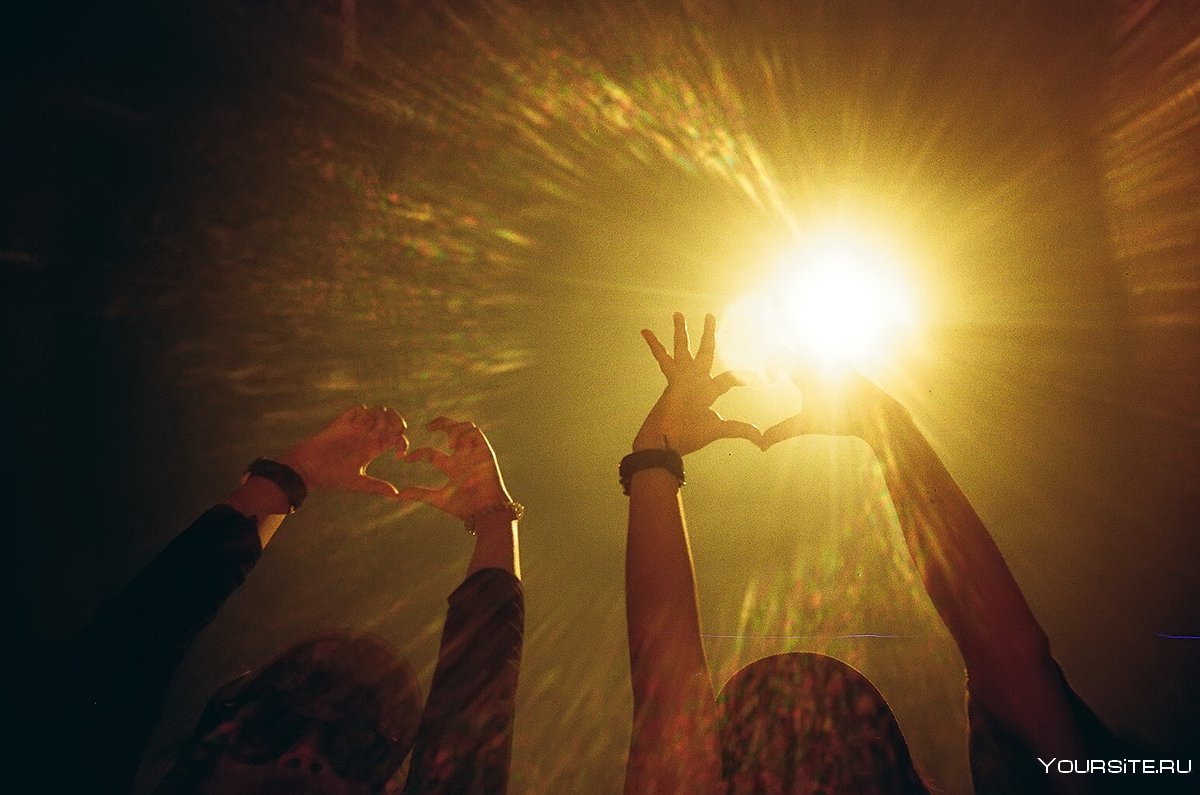 Солнышко обнимает