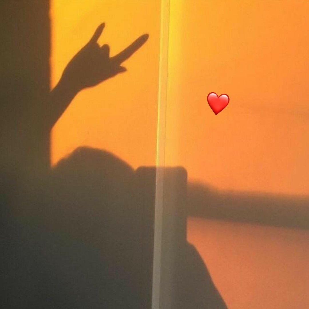 Солнце сквозь шторы