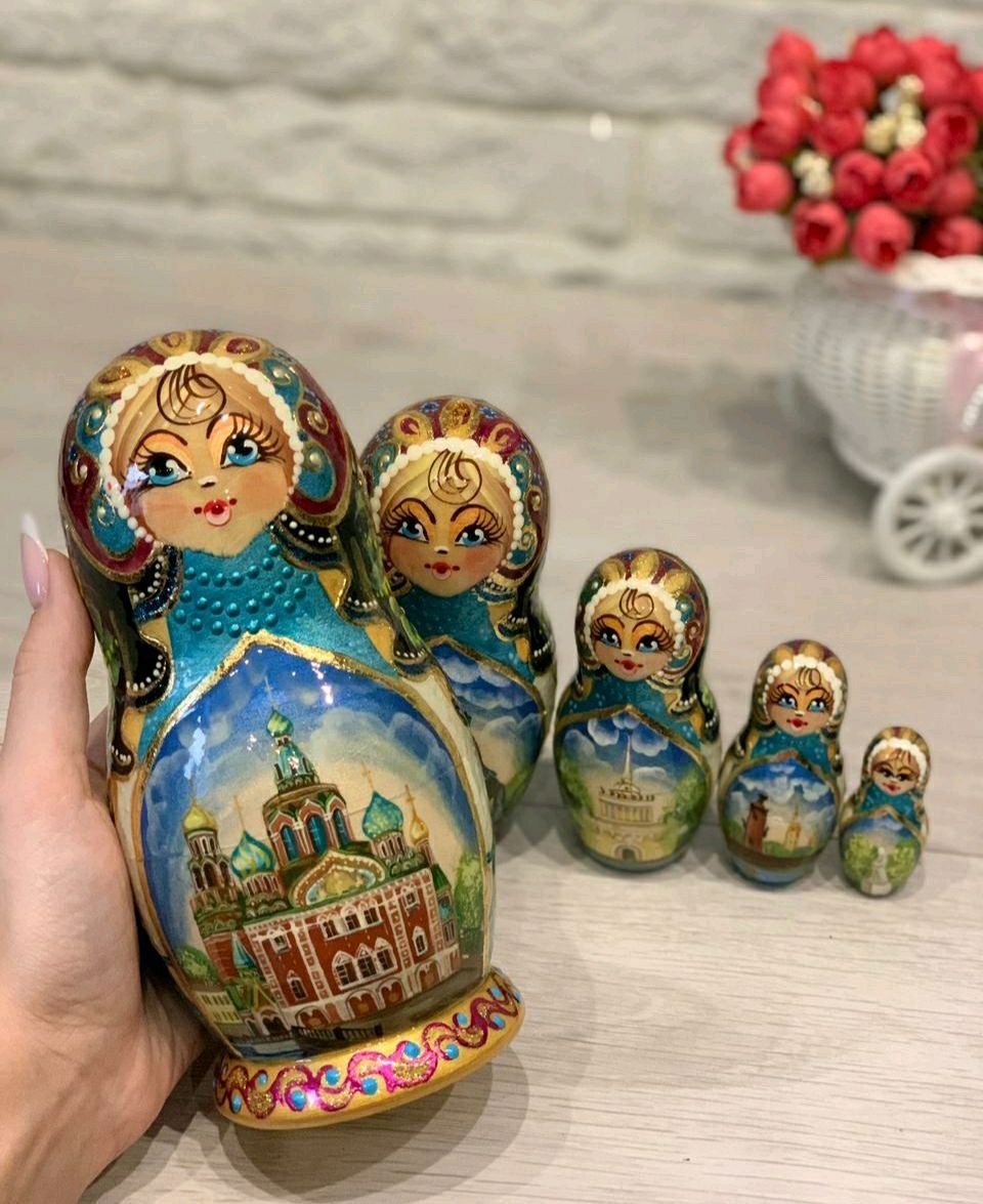 Композиция из цветов с Матрешка