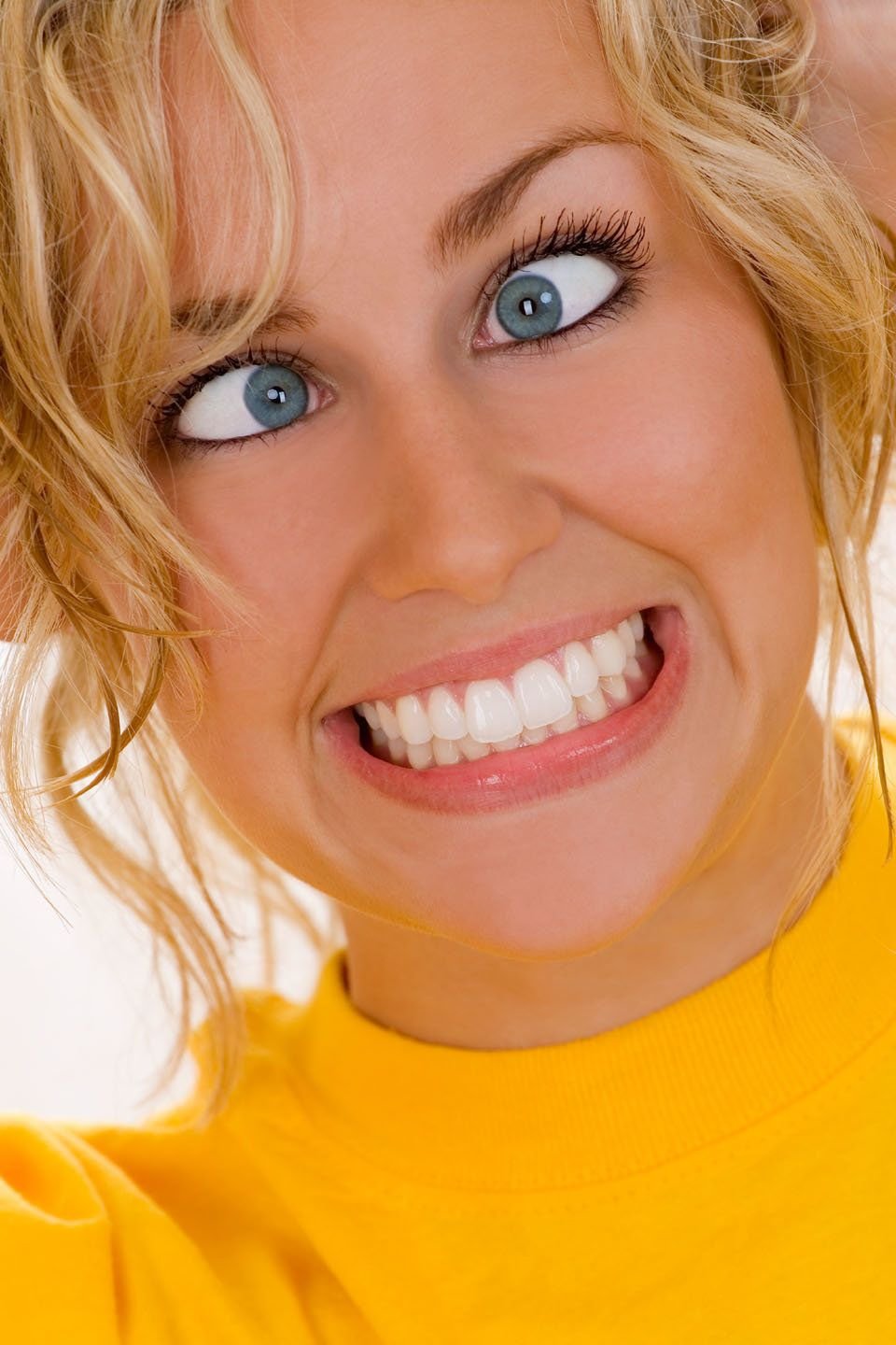 Женщина улыбается