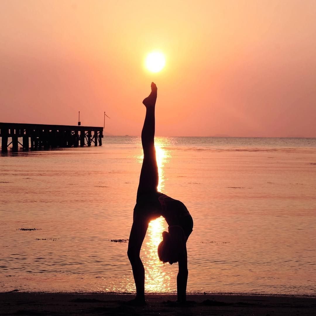 Гимнастки на море