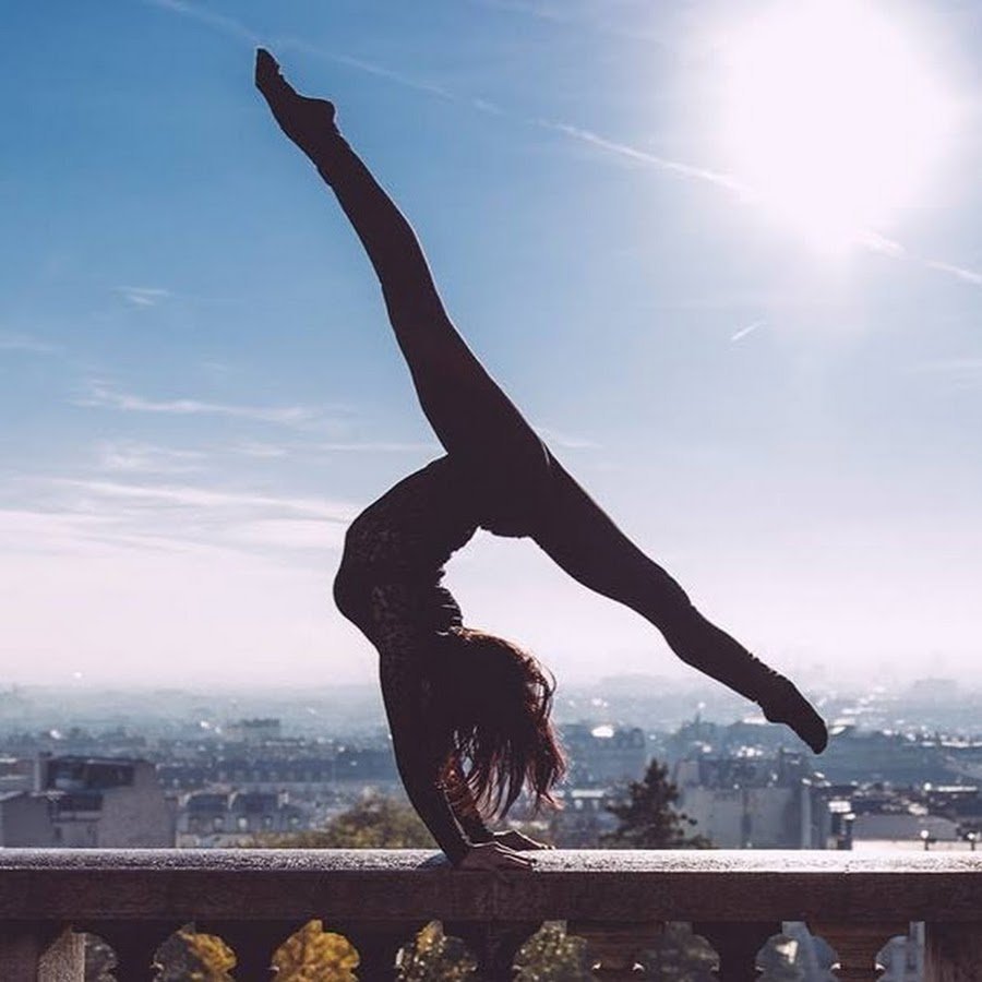 Стойка на руках в шпагате