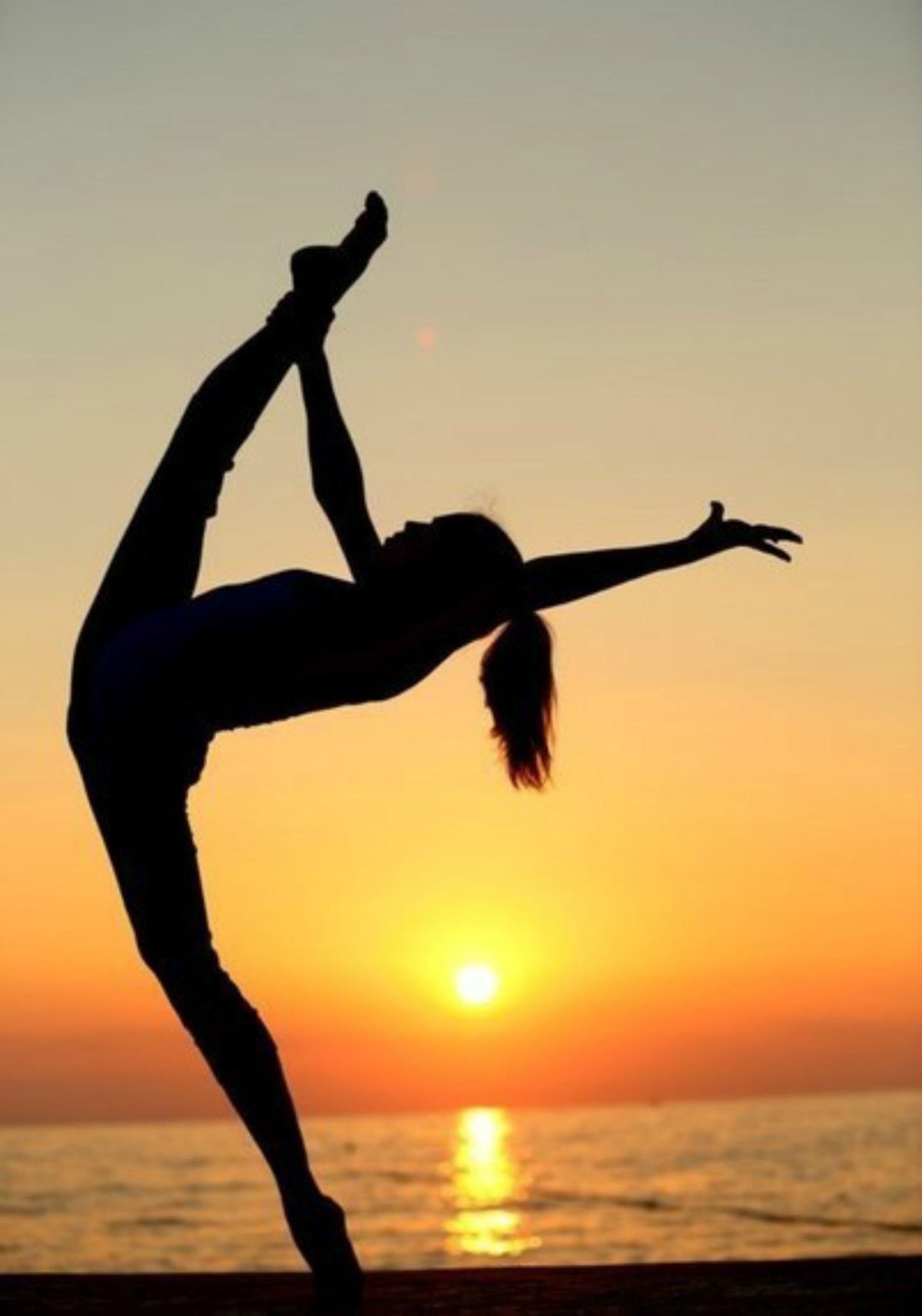 Гимнастка на закате