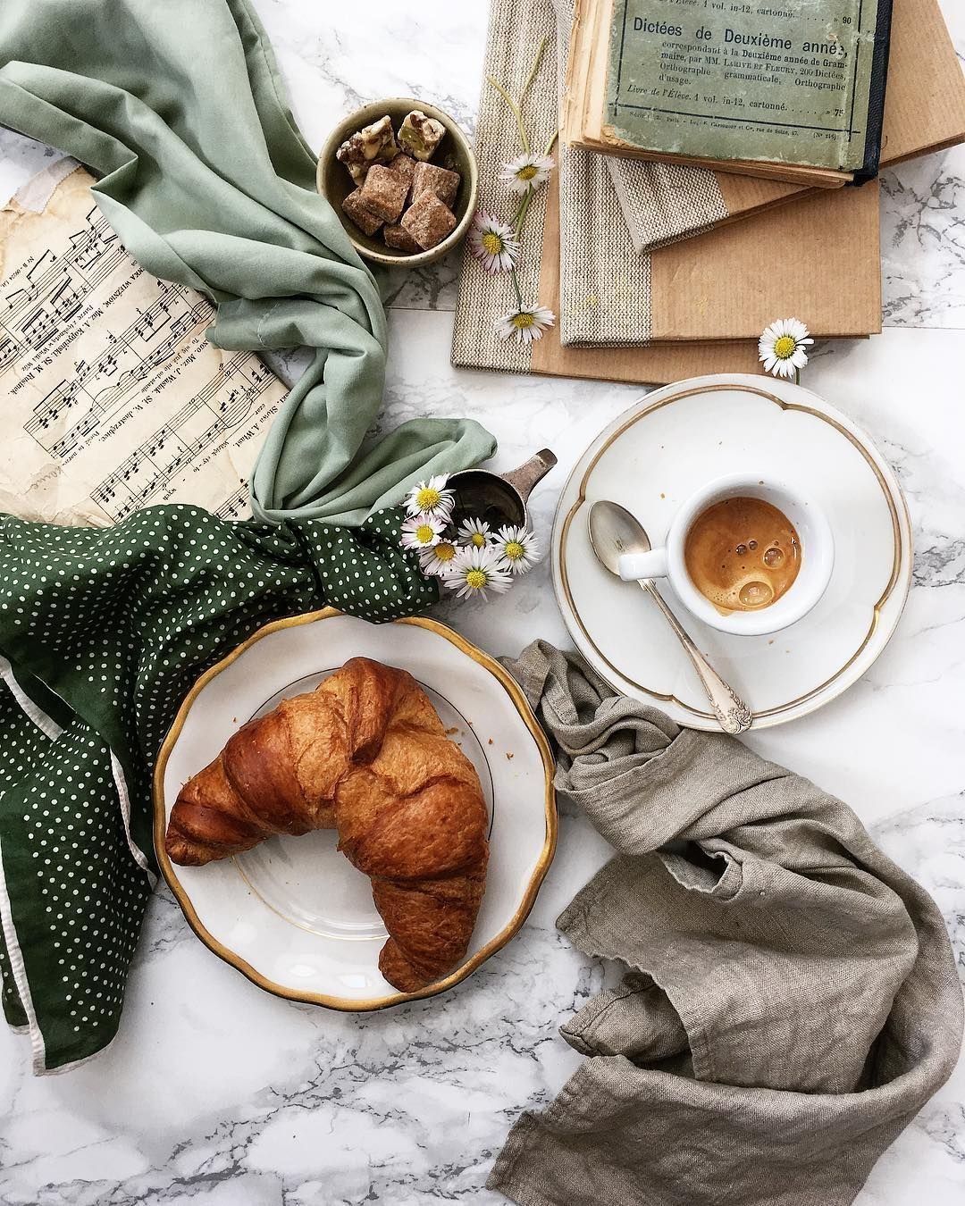 Чашка кофе и журнал