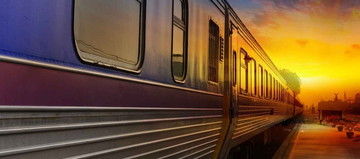 На перроне у вагона