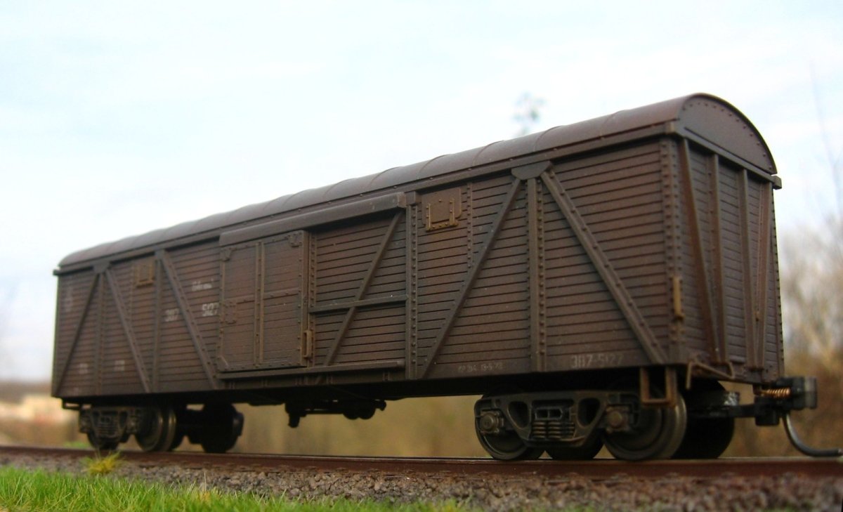 Крытый узкоколейный грузовой вагон