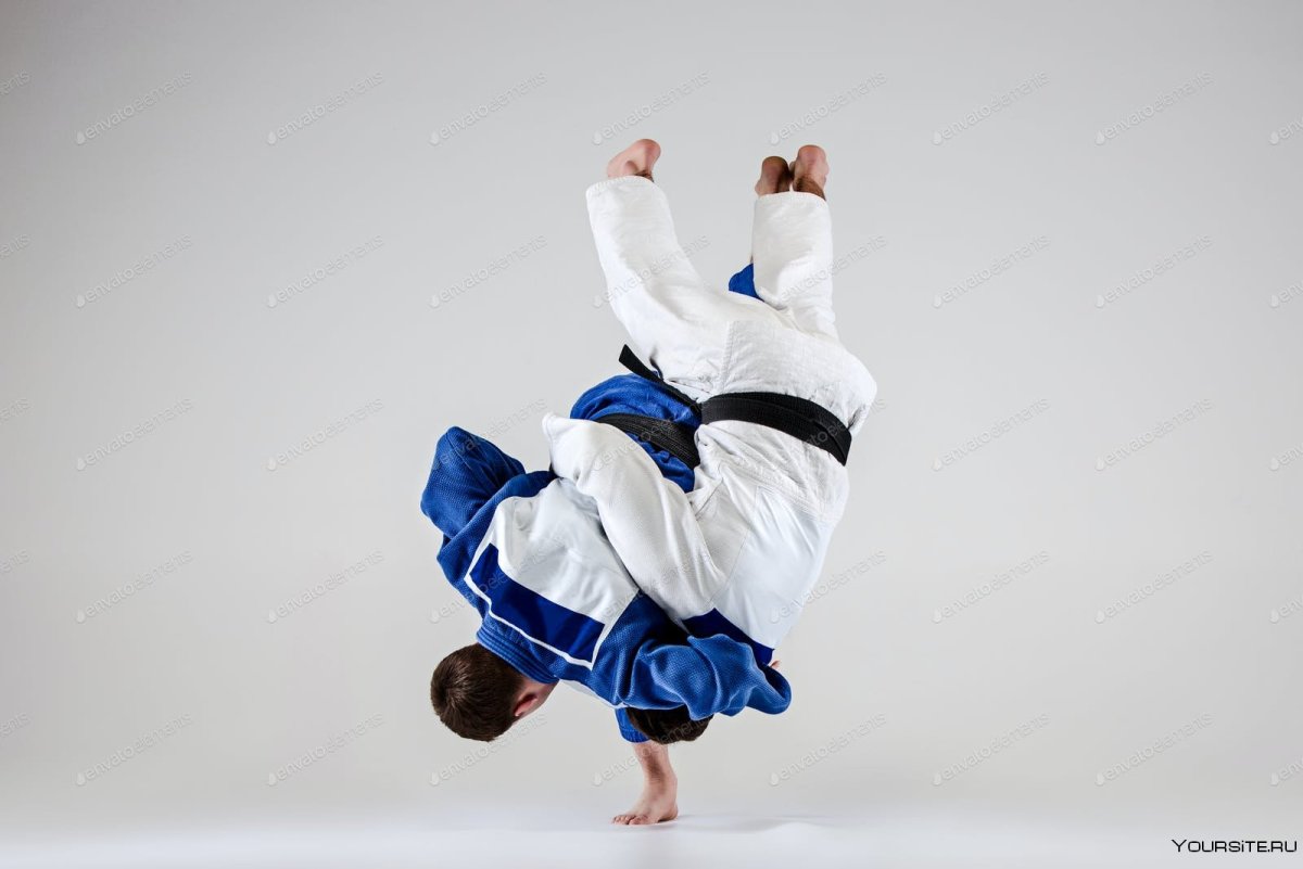 Дзюдо на фоне голубом