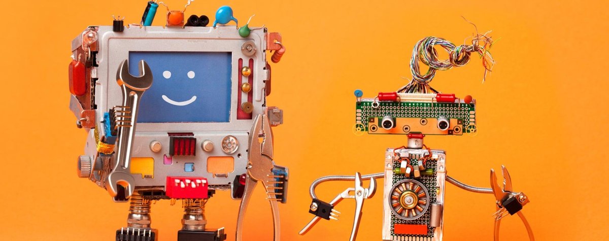 Робототехник на оранжевом фоне