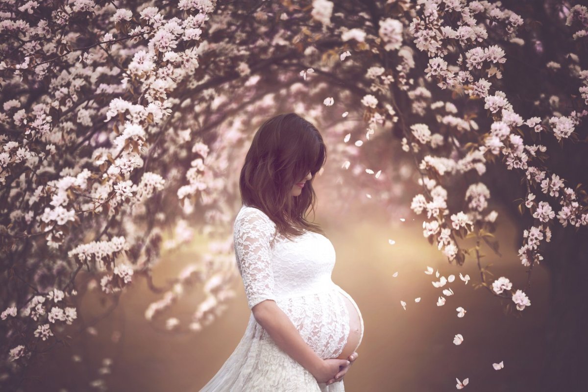 Красивый беременный живот