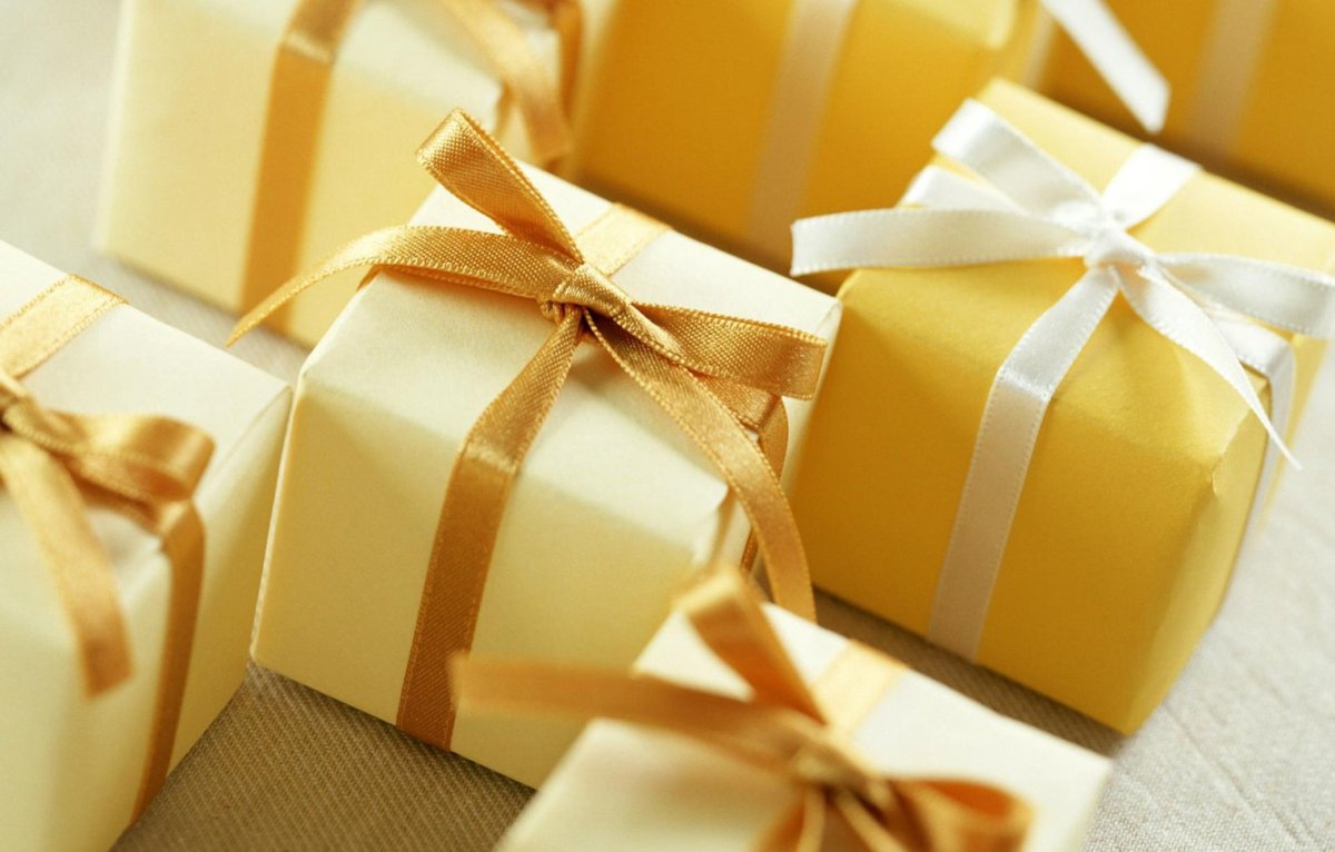 Подарочная коробка с бантом