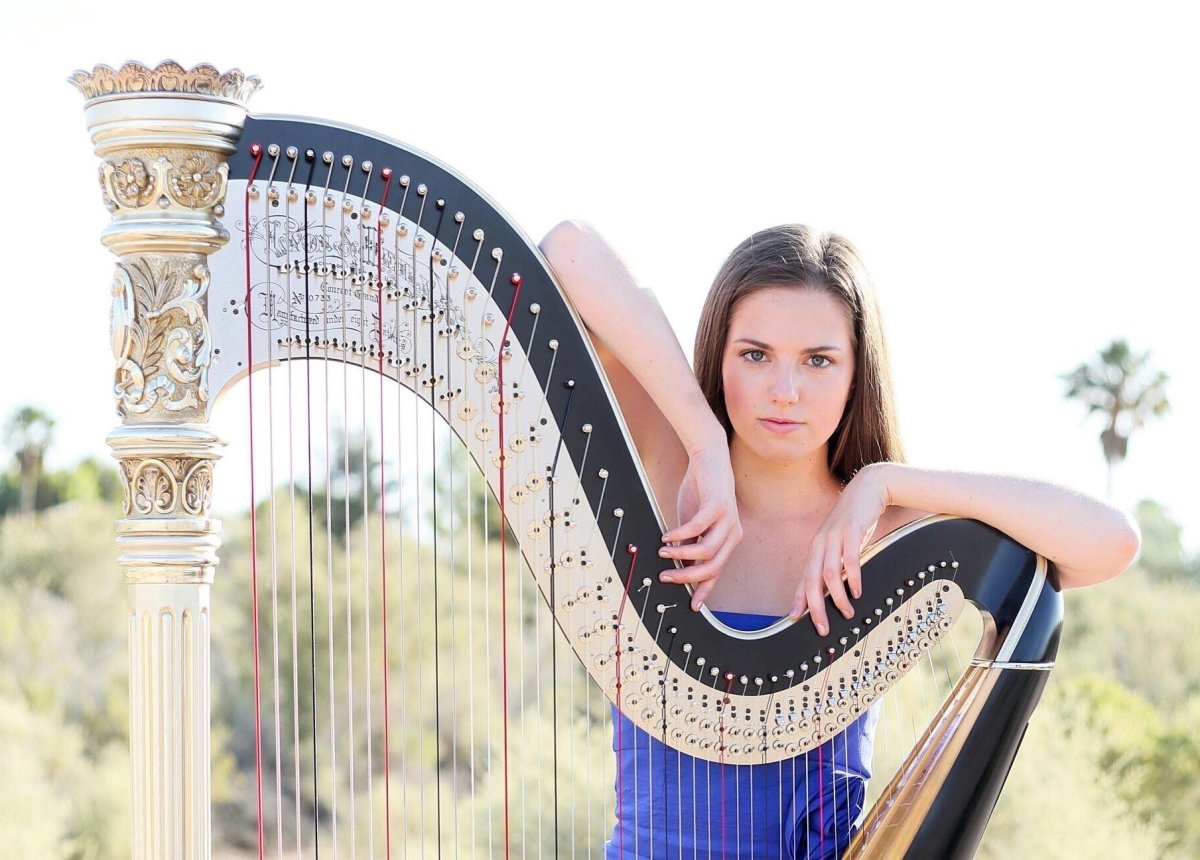 Девушка играет на арфе