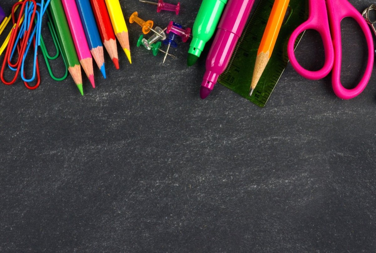 Канцтовары на темном фоне