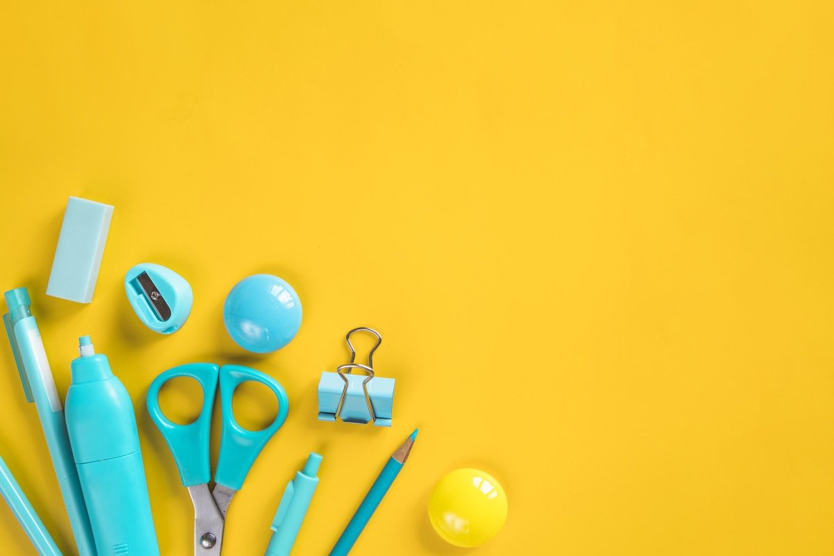 Канцелярия на столе вид сверху