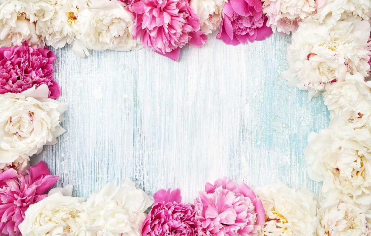 Обручальные кольца и цветы