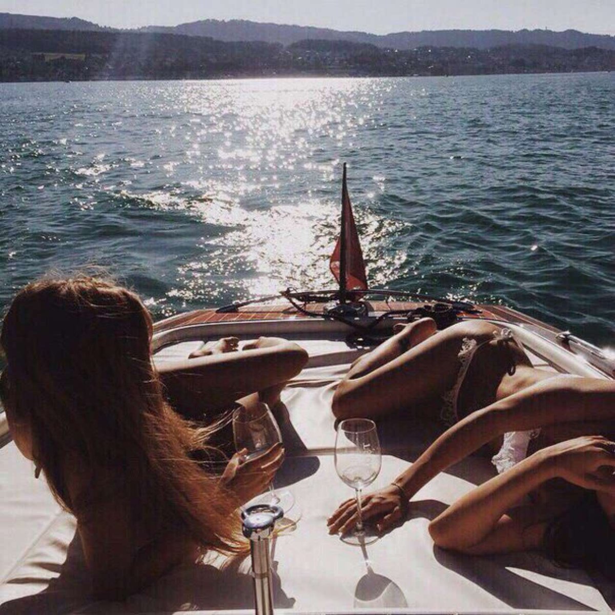 Девушка на яхте со спины