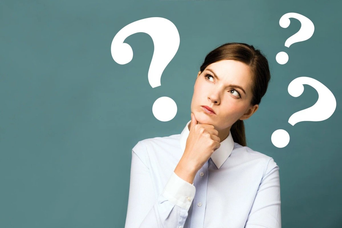 Задумчивое лицо девушки