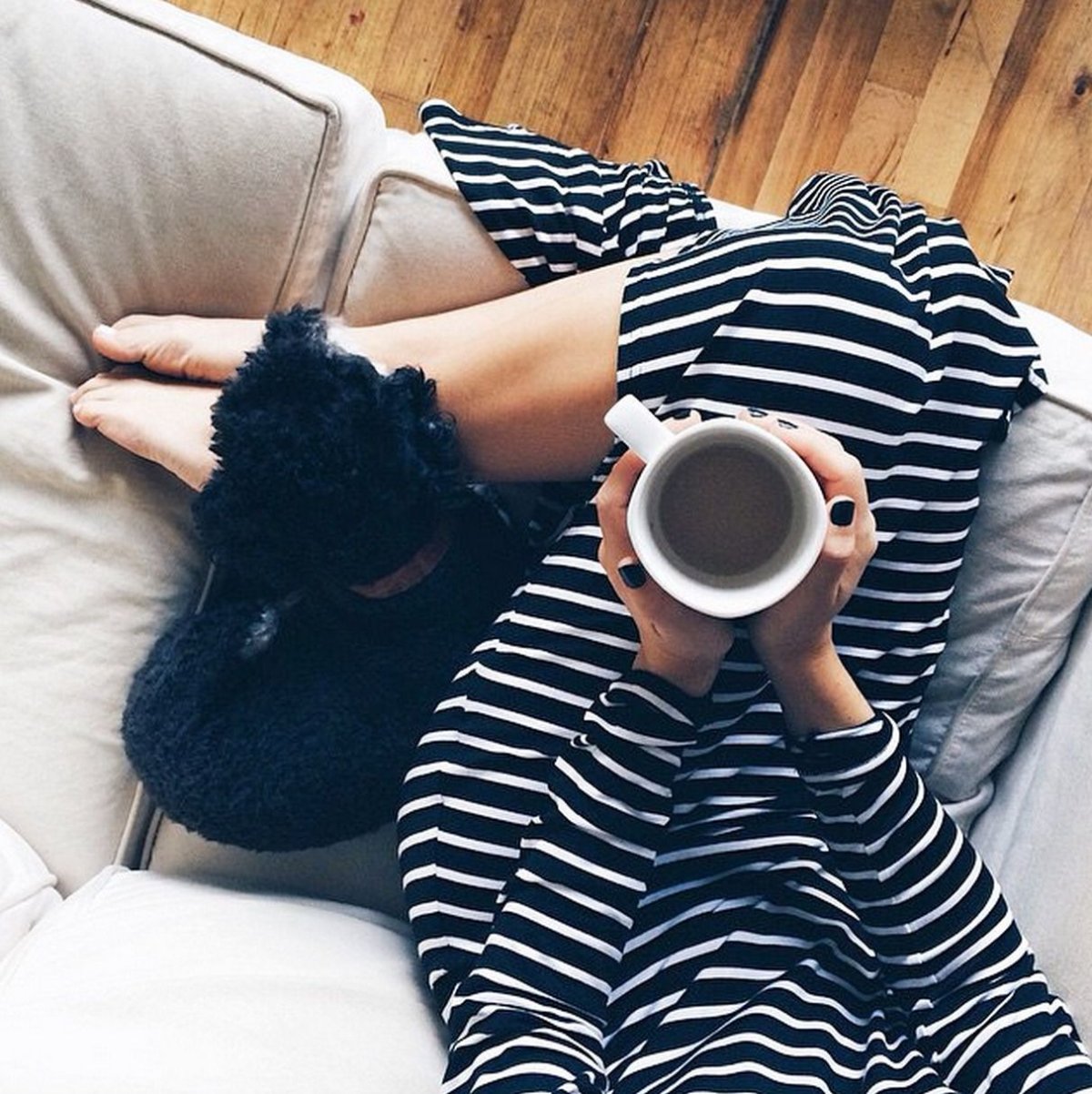 Брюнетка с кофе