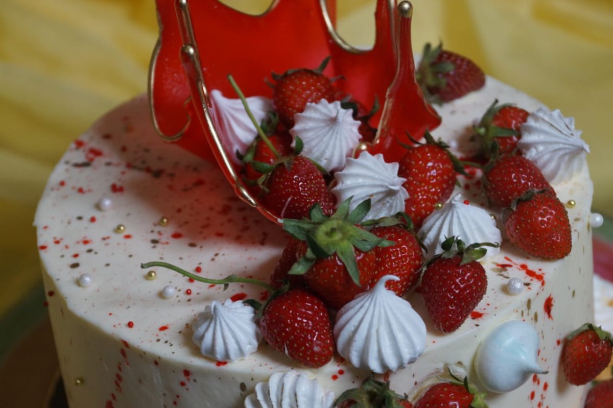 Декор торта клубникой