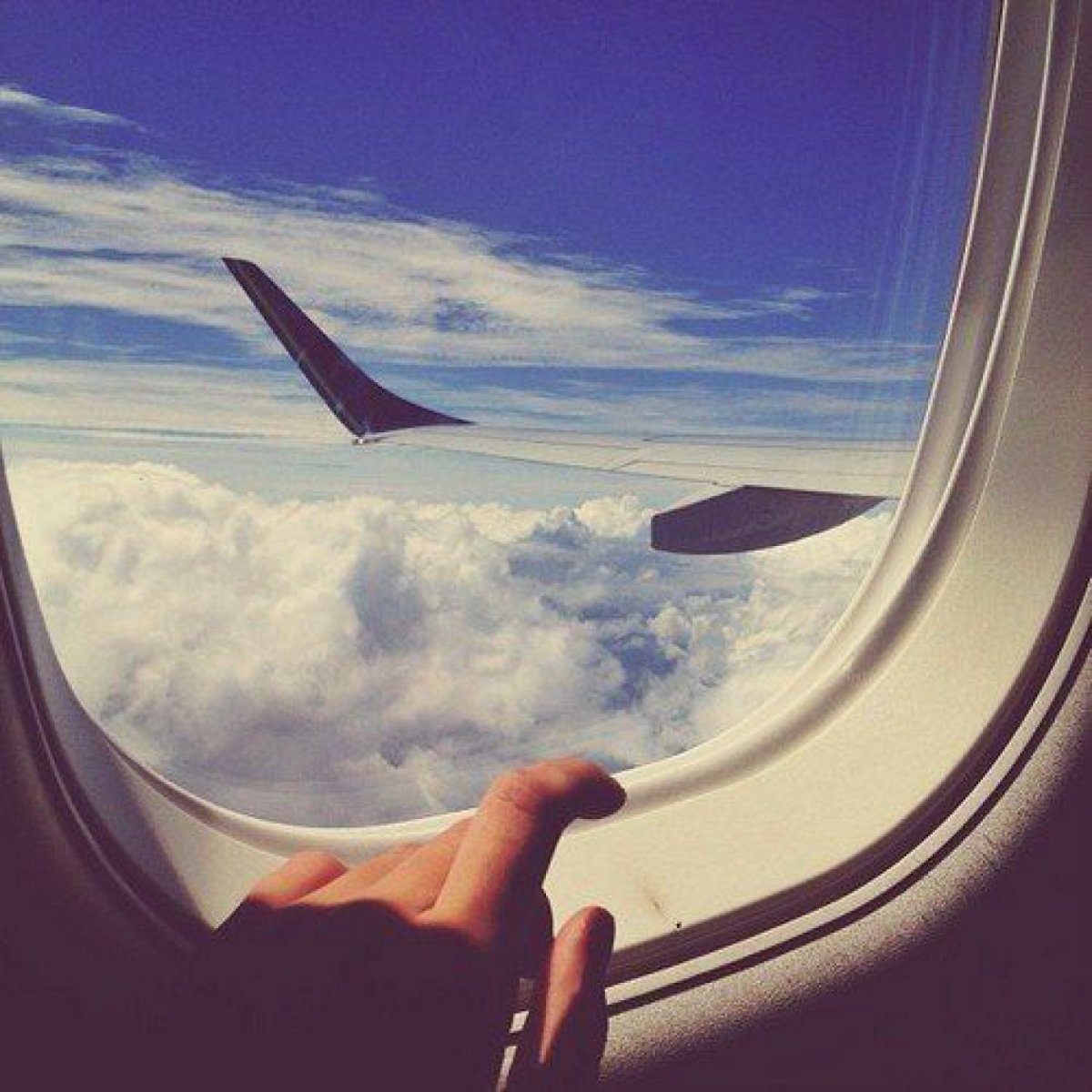 Самолет и рука девушки