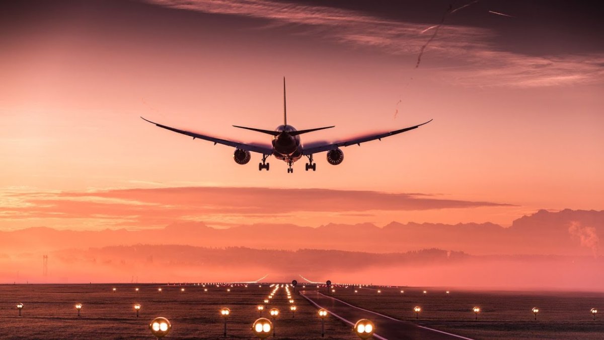 Самолет на закате