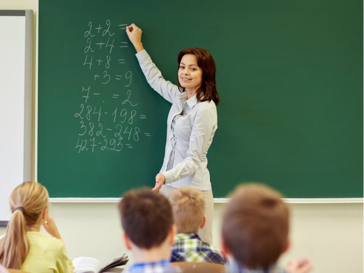 Учительница у доски