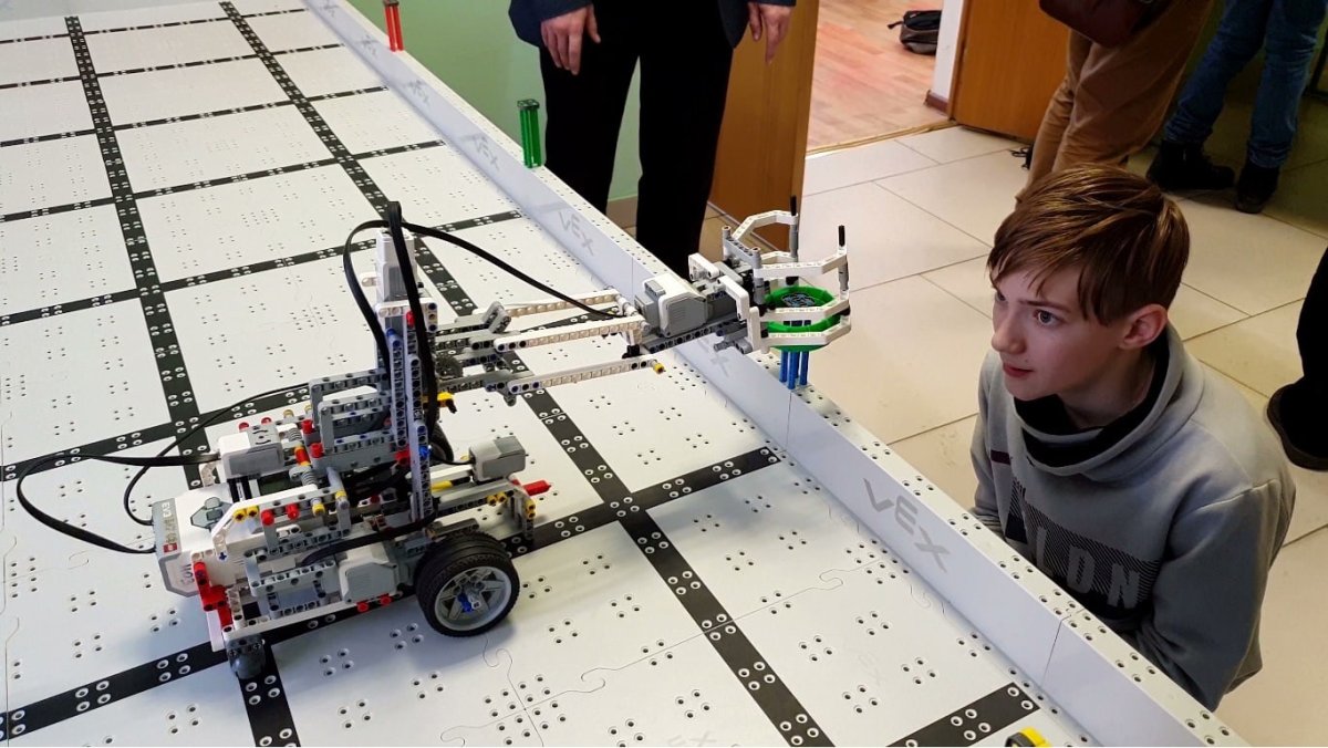 Дети собирают робота