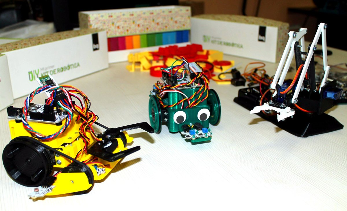 Мальчик изобретает