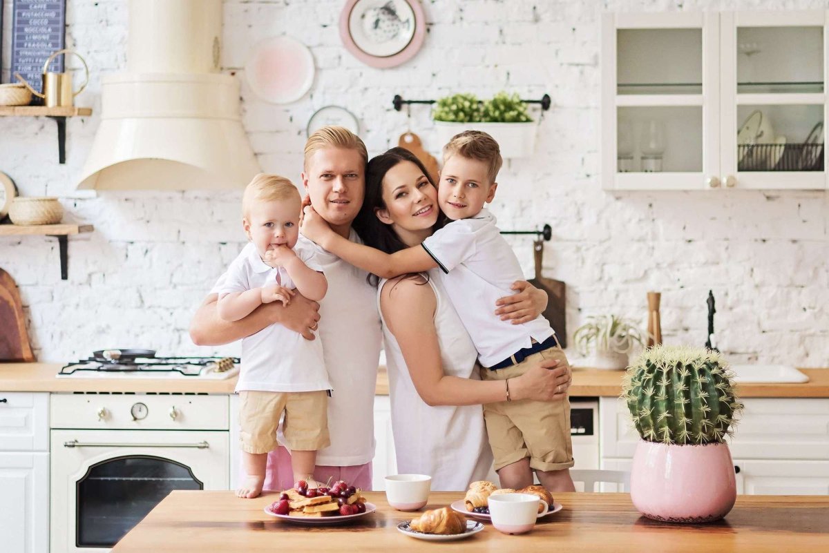 Семья на кухне