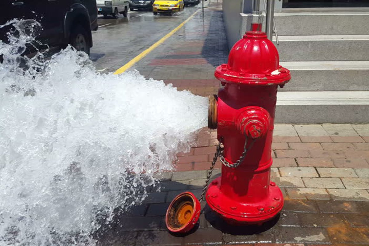 Сломанный гидрант