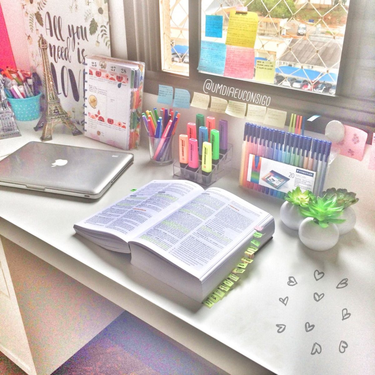 Украшение стола для учебы