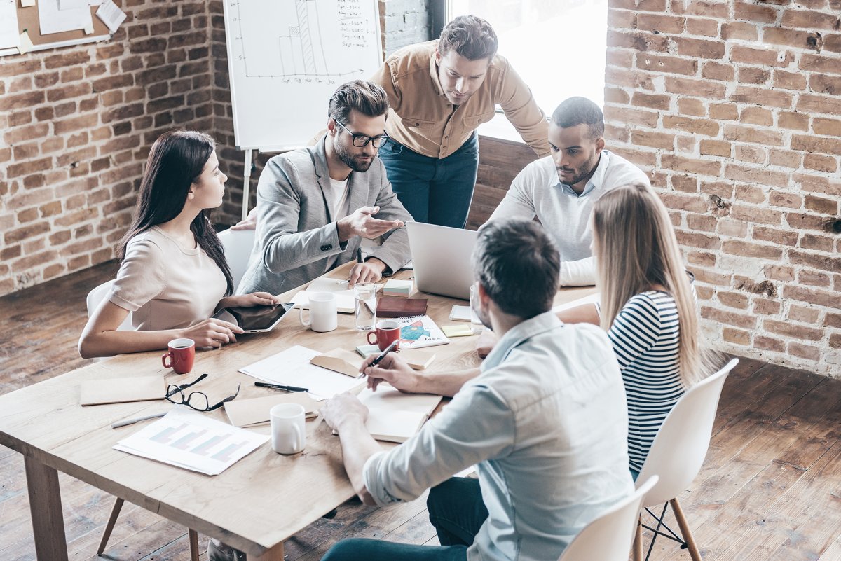 Группа людей за столом