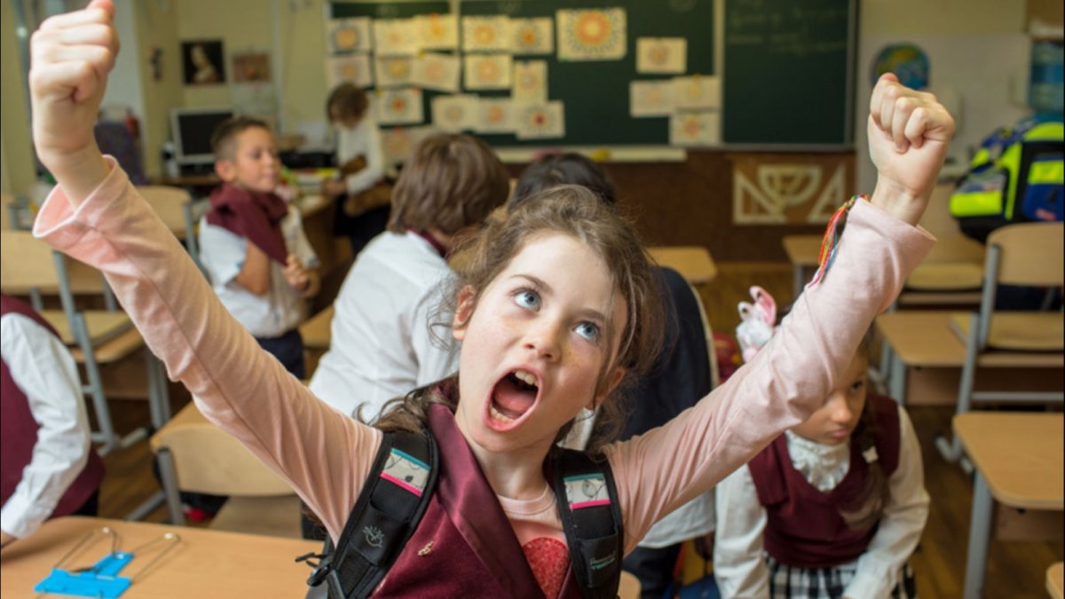 Школьники радуются