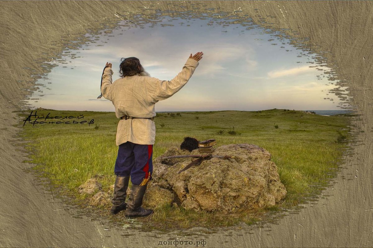 Люди поклоняются