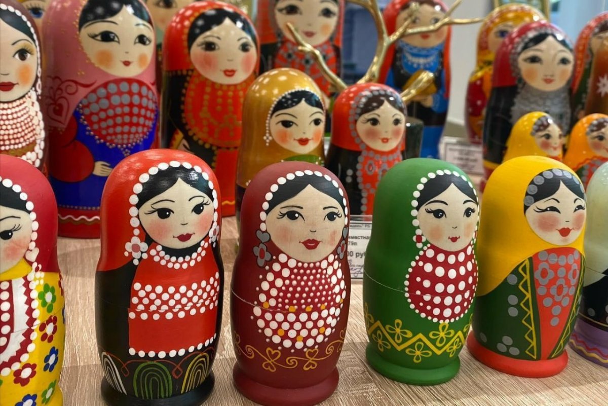 Матрешки в национальных костюмах народов России татарка