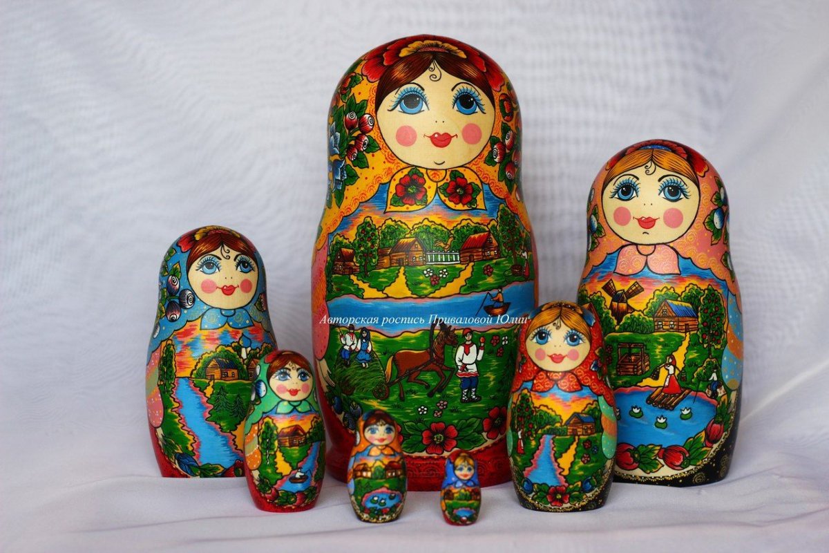Матрешка в национальном костюме разных народов