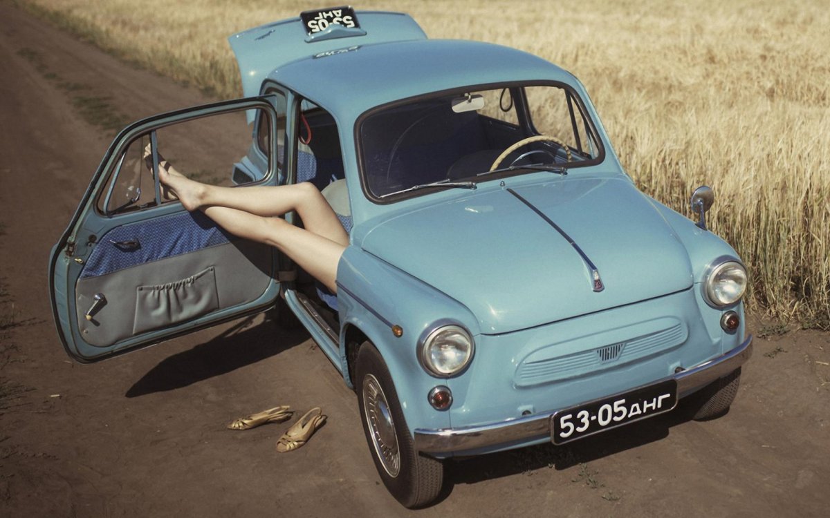 ЗАЗ 968м и девушка