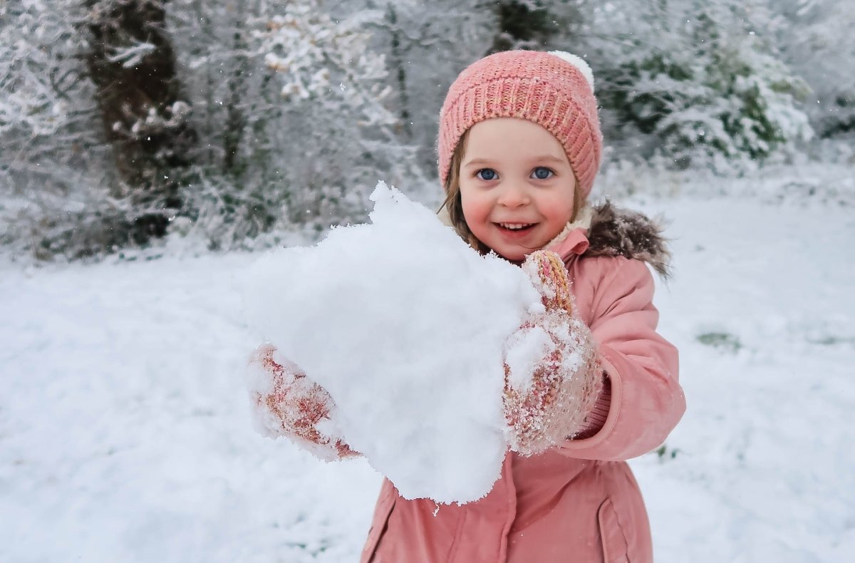 Снежинки ртом ловила очень мило