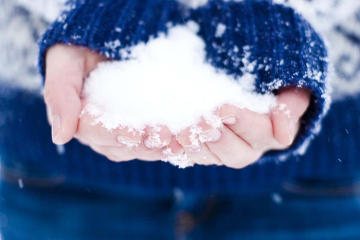 Играть в снежки