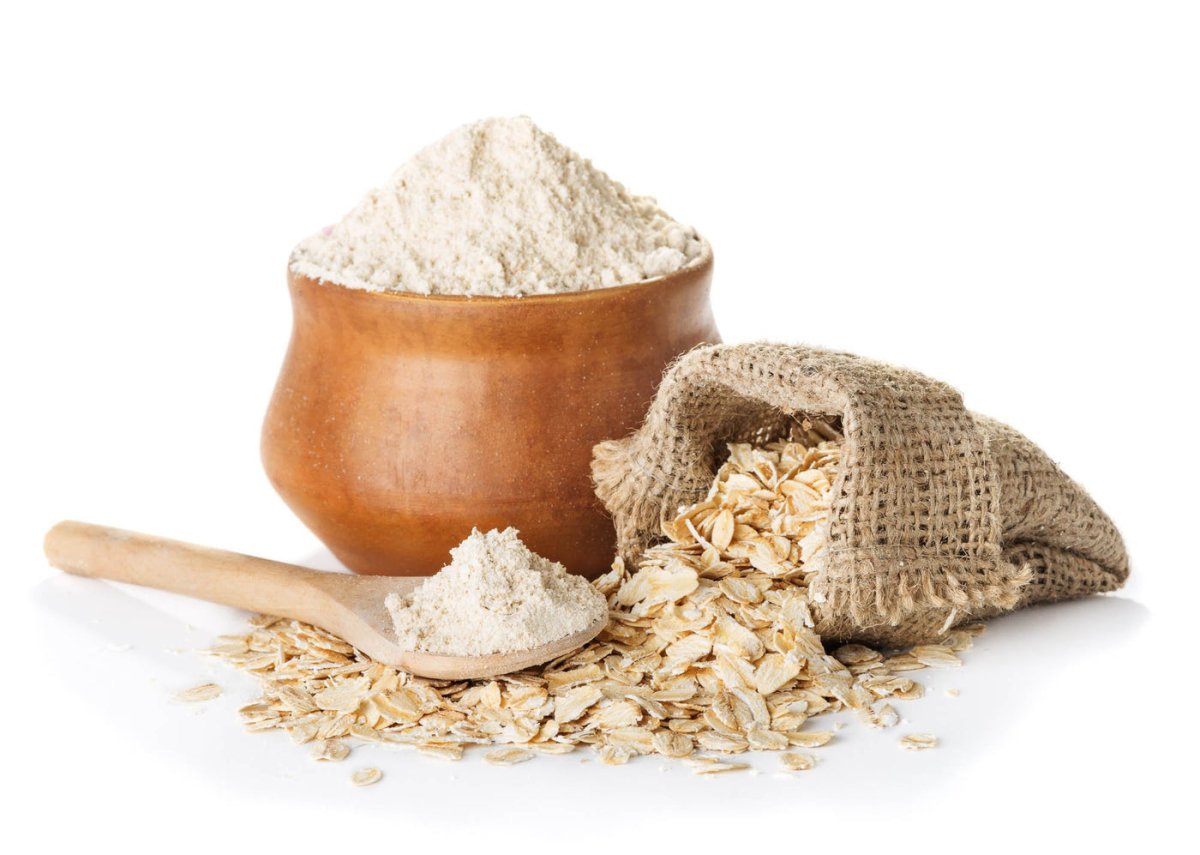 Овсяная мука на белом фоне