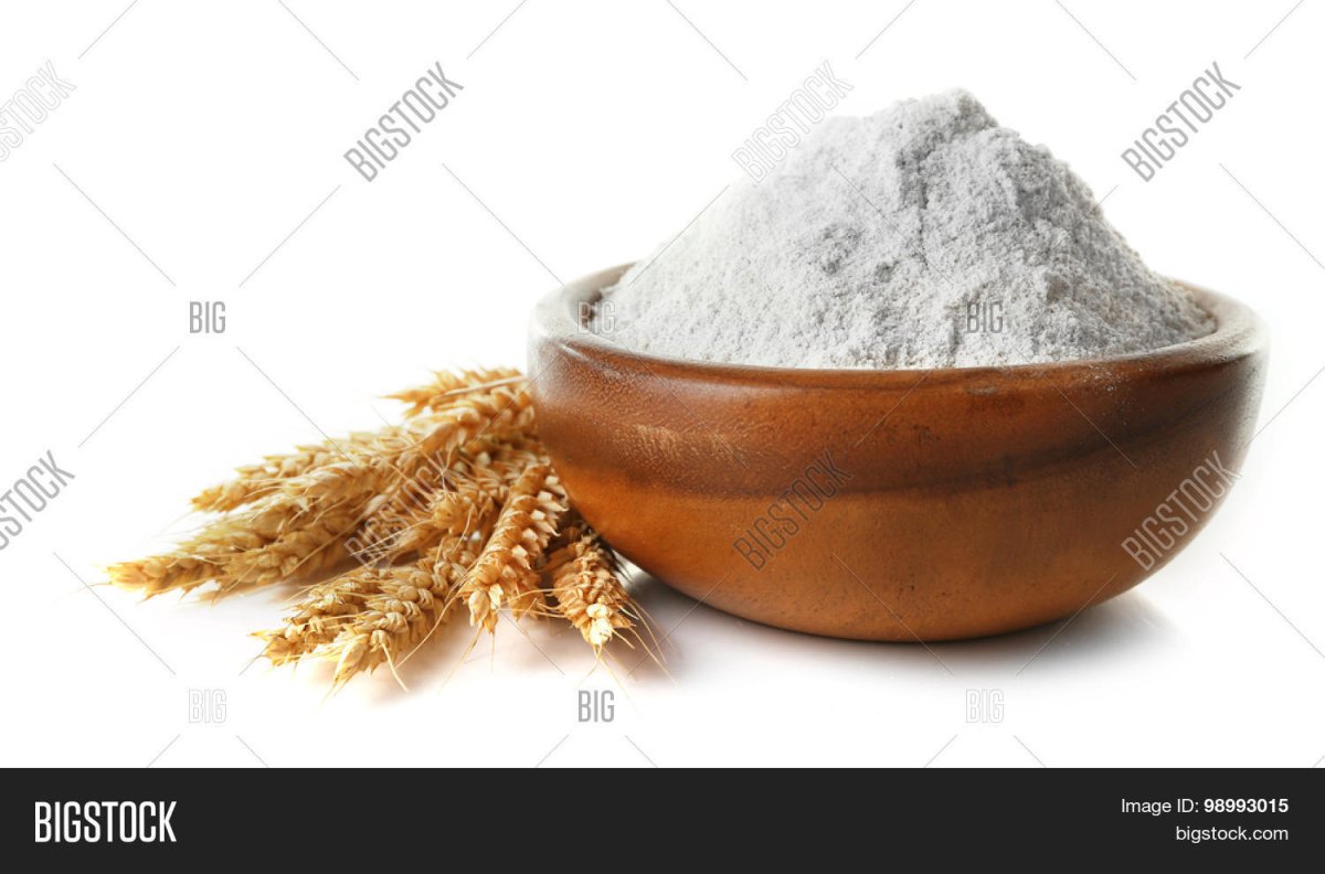 Мука в деревянной миске