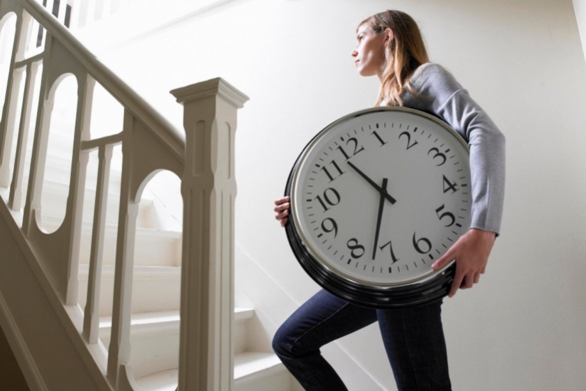 Женщина с часами