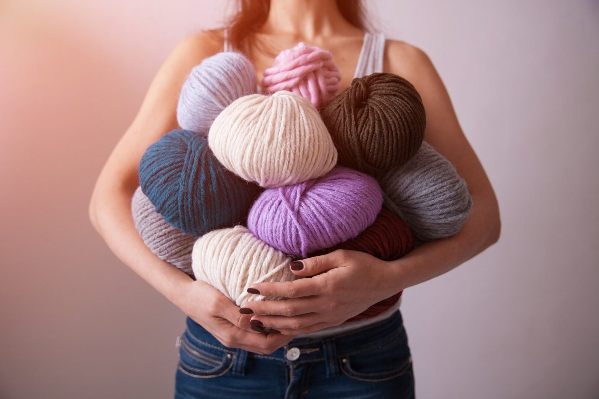 Девушка с пряжей