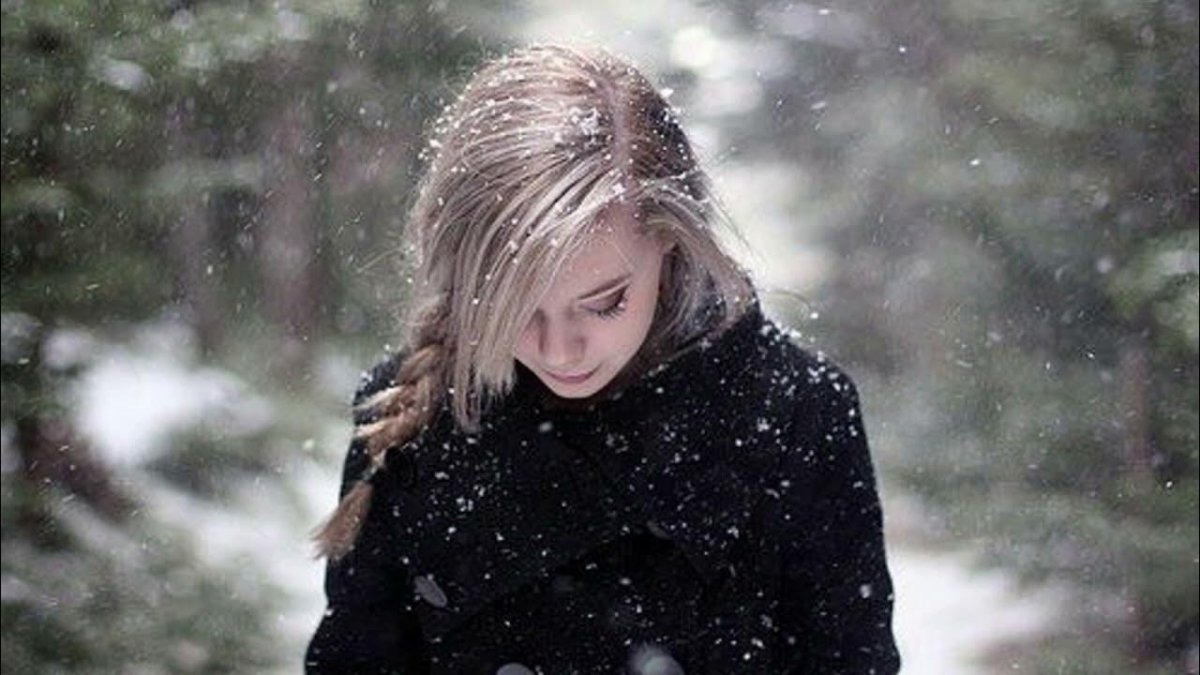 Грустная девушка в зимнем лесу