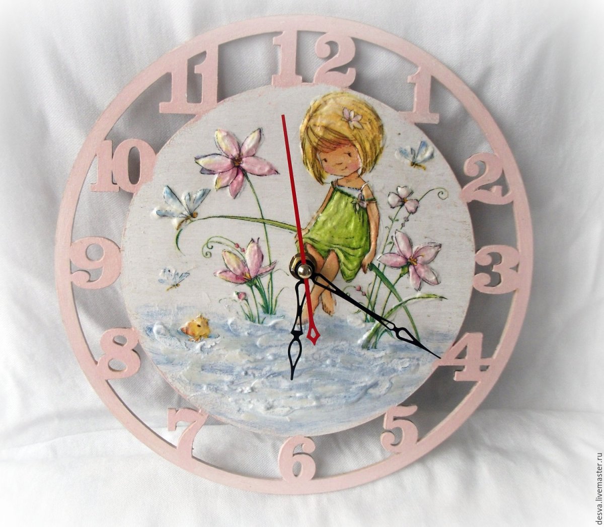 Часы в детскую комнату настенные