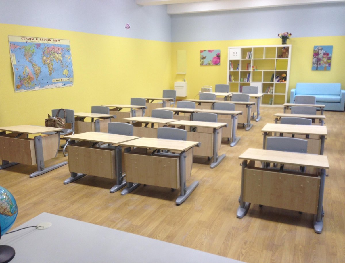 Пустые столы в классе