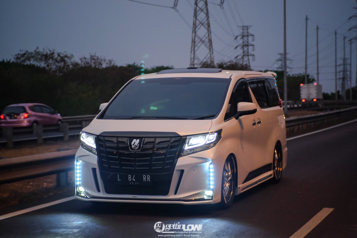 Toyota Alphard stance