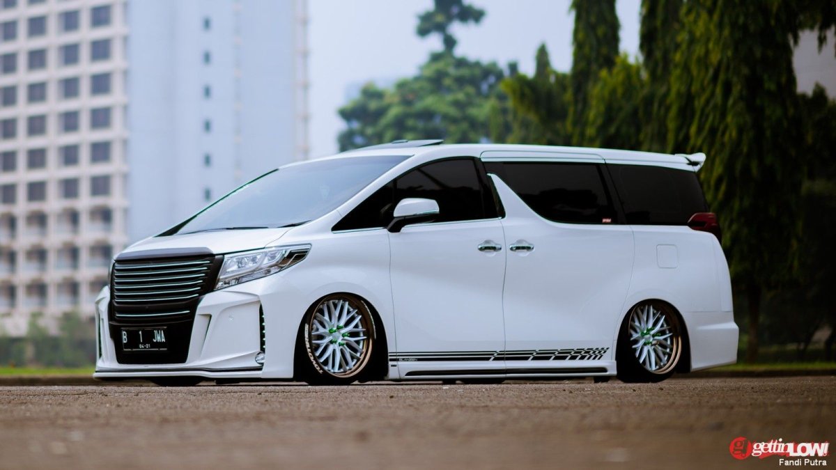 Тойота Vellfire 2019