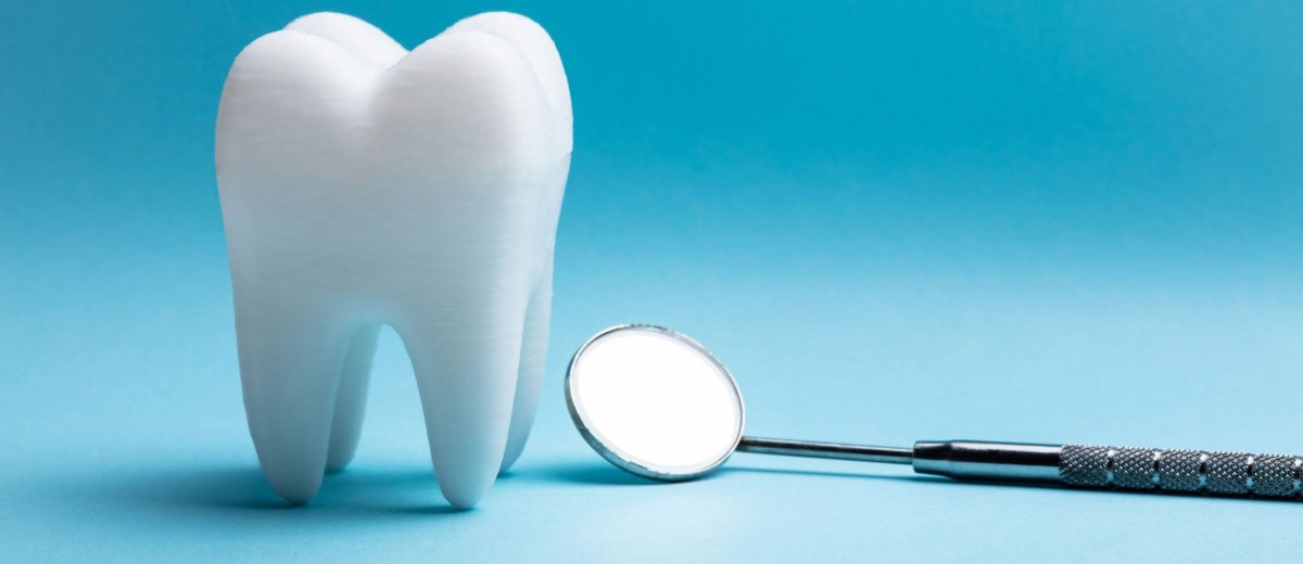 Зуб на синем фоне