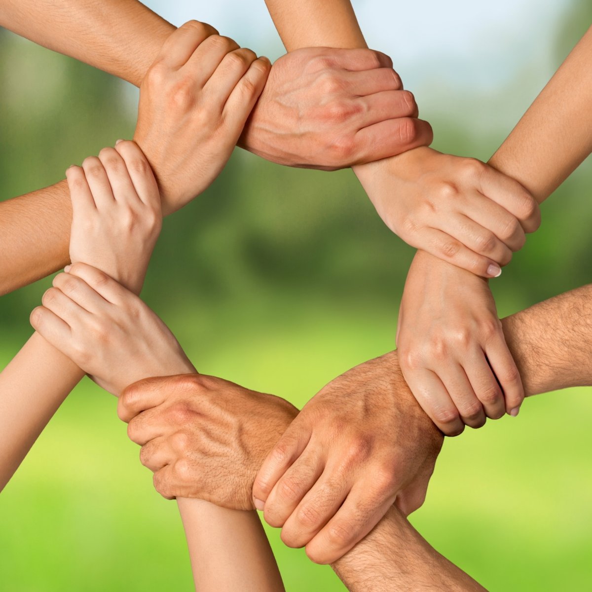 Руки соединены вместе