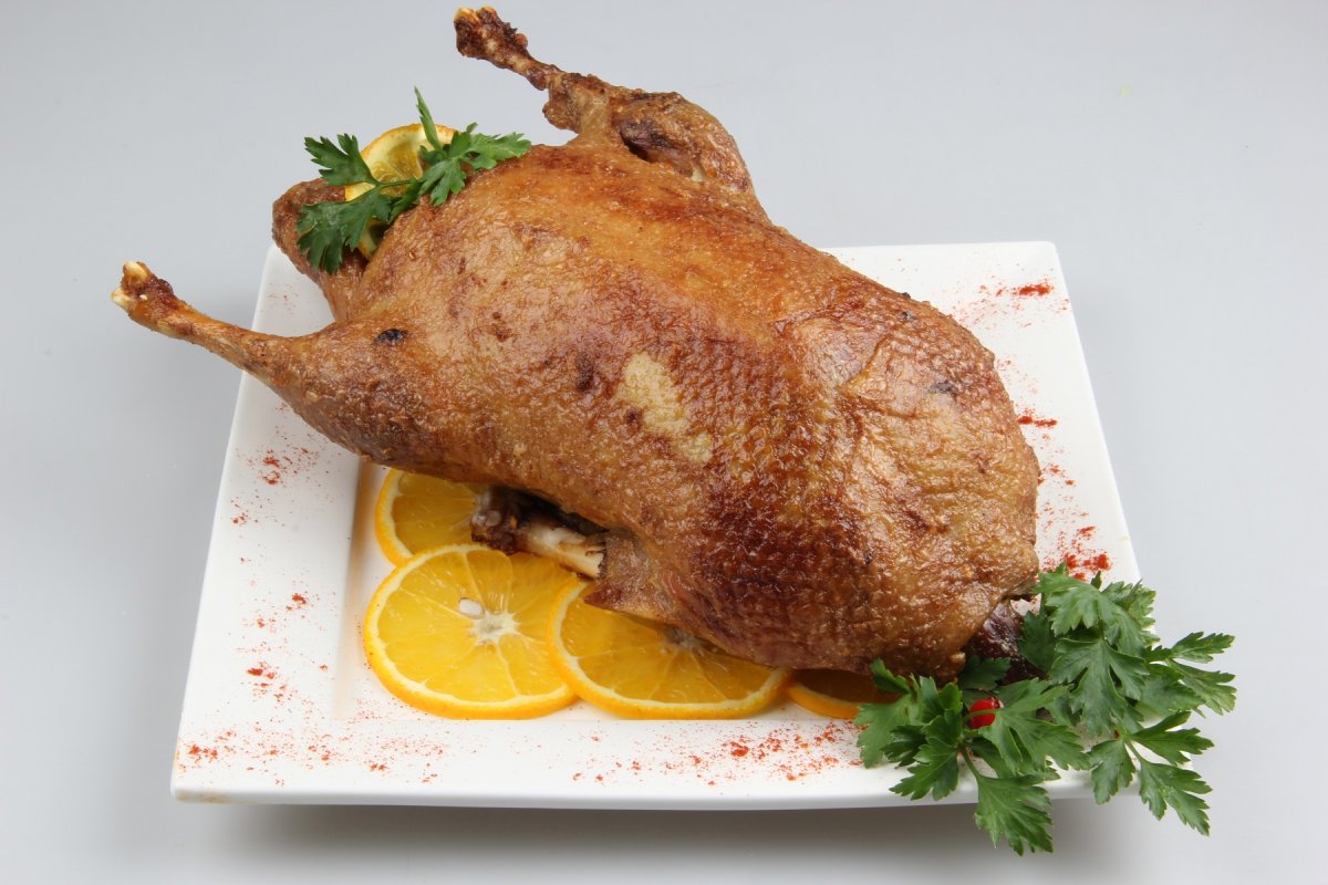 Гусь фаршированный яблоками и черносливом